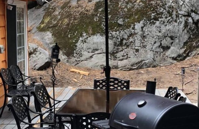 Pet Friendly Snuggle Rock Cabin, Private w/Deck