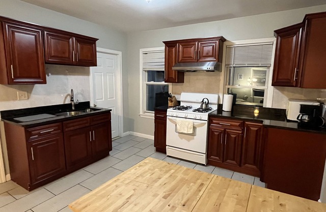 Pet-Friendly Two-Bedroom Condo just 15 minutes' Drive from Downtown