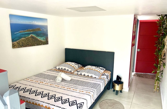 Petit-Chalet - garden - mezzanine - 5 min from Jarry - close to shops