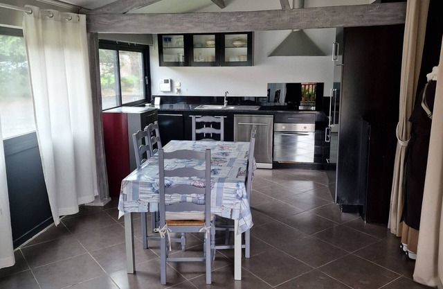 Petite Maison Dépendance du Château de Quesmy Tout Confort Grands Espaces