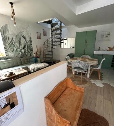 Petite maison dans village animé