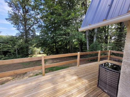 Petite maison vue sur Lac de la Triouzoune Neuvic