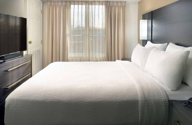 Pets Allowed! Large Unit w/Full Kitchen & Living Area! Offers FREE Breakfast!