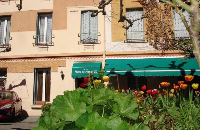 Pets Allowed w/Parking! Close to Cathedral & Shop