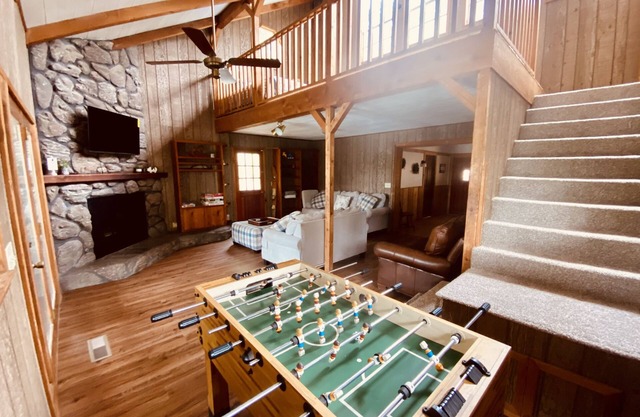 Pets/Kids love the Jacuzzi @ Large Lakeside Cabin