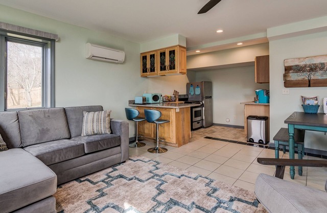 PETS, large fenced yard, full kitchen, 6 min to A-ville.