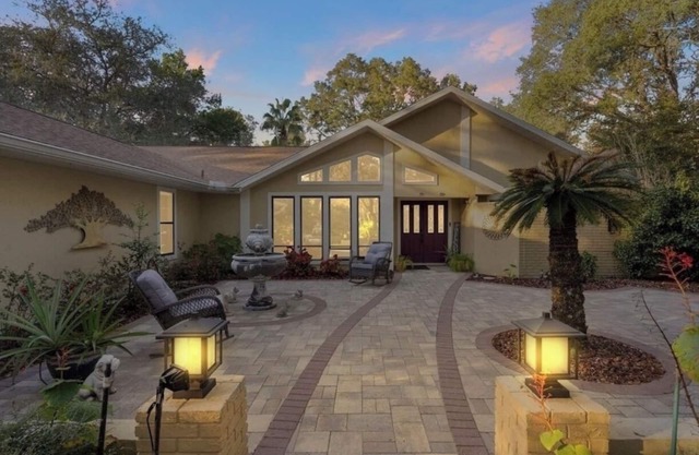 Pets OK! Welcome to tranquility! Heated Pool! 20 min from Three Sisters Springs.