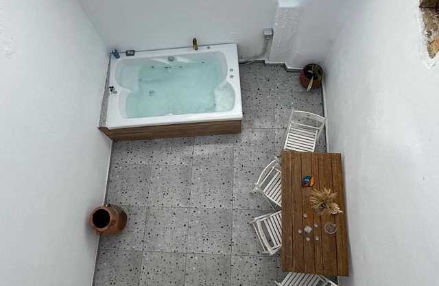 Philoxenia traditional house private jacuzzi