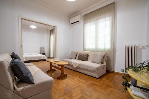 Phoebe 3BR apartment in Neos Kosmos by ΜΡS