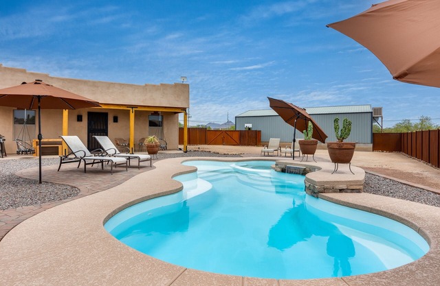 Phoenix Desert Retreat-Family-Friendly, 3 beds, Pool, AC, and WIFI