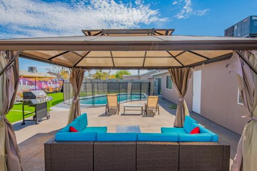 Phoenix Oasis with Outdoor Pool and Putting Green!