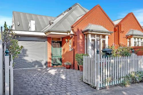 Picket Fence Cottage - Steps from Adelaide Oval