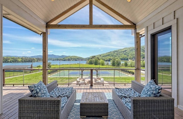 Pickleball Paradise Resort by Chatuge Home Concierge Tennis/pickleball court, hot tub, firepit, Basketball , ping pong