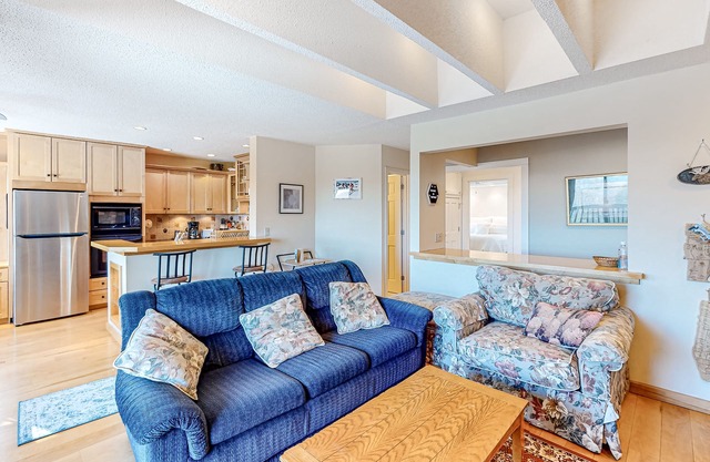 Picturesque mountain view condo with fireplace, balcony, deck, pool, & kitchen