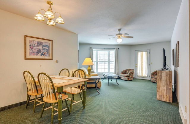 Pigeon Retreat w/Community Pool & Hot Tub!