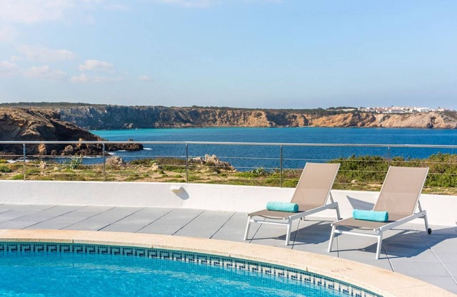 Pilar · ❤️Villa Pilar❤️Frontline with great seaviews ❤️close to Beach ❤️free AC&WiFi