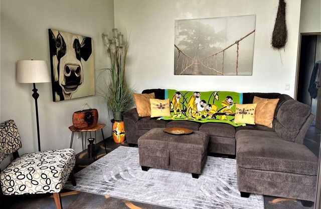 Pilon de Pavones Plush Hideaway