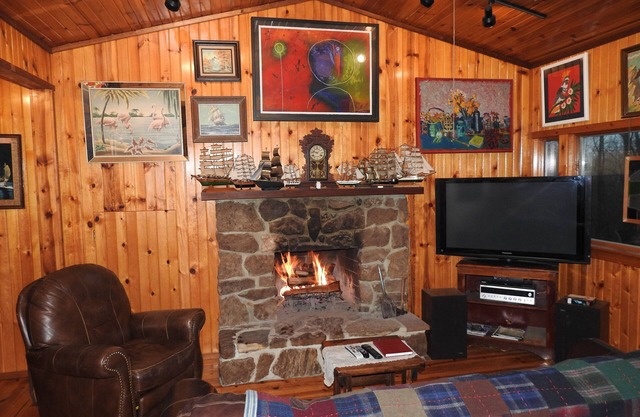 Pine Cabin on 30 Acres! 1 mi. from Carbondale, IL & SIUC Campus