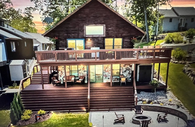 Pine Lake ~ Relaxing Log Cabin Retreat nPlainwell, MI