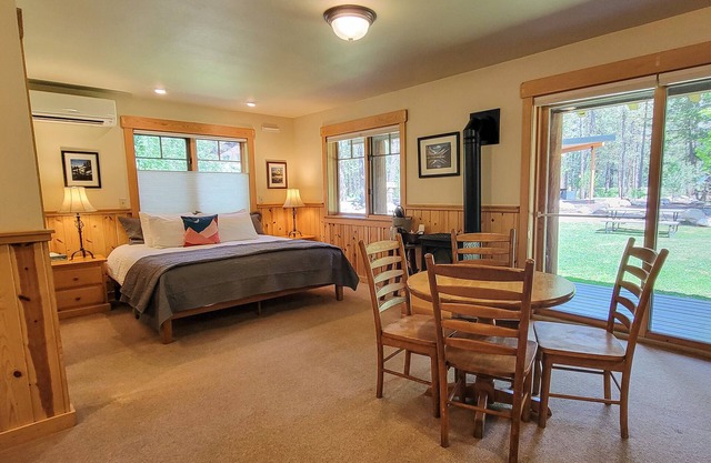 Pine Plus - king bedroom at The Inn At Mazama