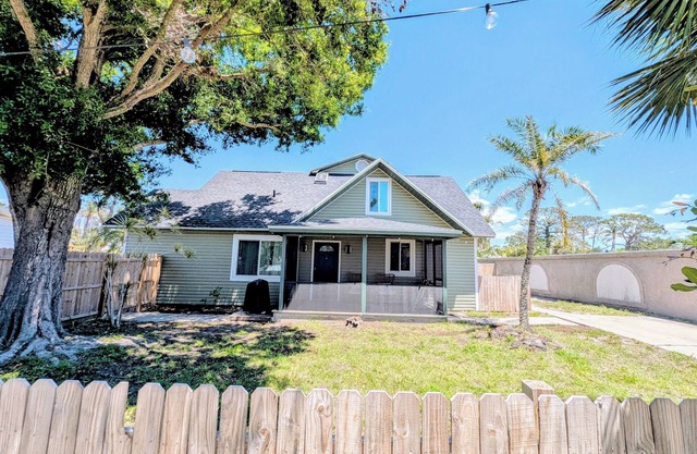 Pineapple and Palms - Cozy beach retreat minutes from Nokomis and Venice beaches