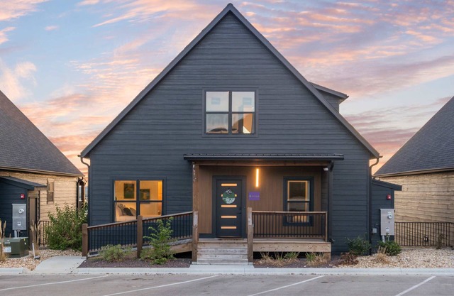 Pineapple Pointe - Stay for 20