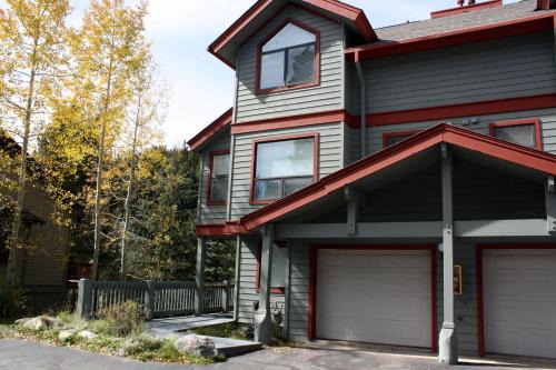 Pinecreek #I - 4 BR - Private Hot Tub - Close to Town - Shuttle to Slopes