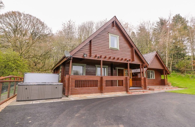 PINES PITCH, pet friendly, with hot tub in Knighton