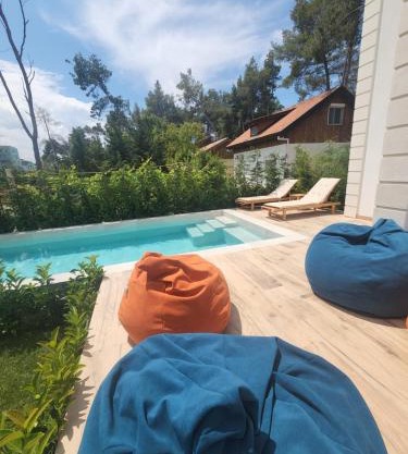 PineTrees Beach House with swimming pool