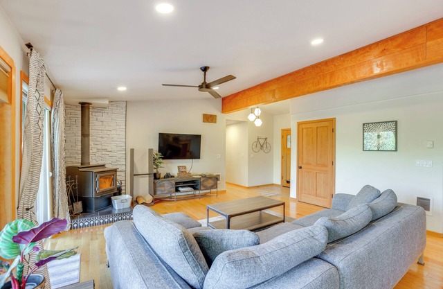 Ping-Pong & Private Hot Tub: Family Cabin in Bend!