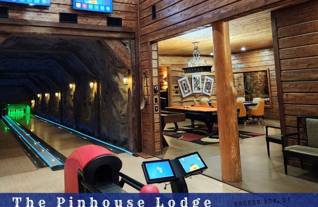 Pinhouse: Bowling, Slide, Splash, Golf, Sleeps 50!