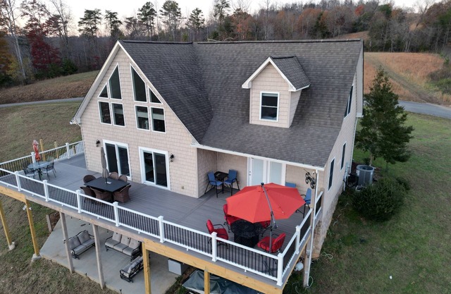 Pinnacle Views. Nearby golf, winery bar & grills. Sleeps 12