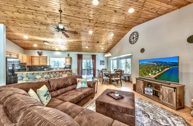 Pioneer Pines - HotTub, Pets, Foosball, 3 Fireplaces, Workspace