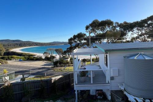 PIPI SHACK - iconic waterfront shack Binalong Bay