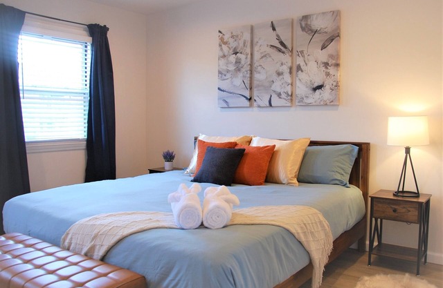 Pittsburgh Delight - Cozy 2B/1B Apt w/Private Parking, Second Floor Unit