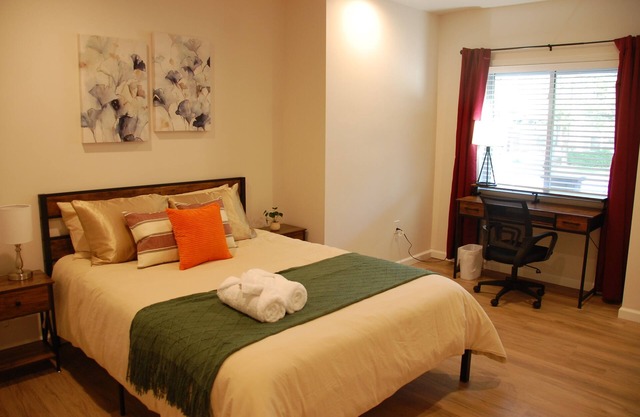 Pittsburgh Delight - Comfy 2B/1B Apt w/Private Parking, First Floor Unit