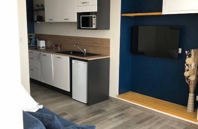 PLACE 28-Studio-Classic-Ensuite with Bath-Street View