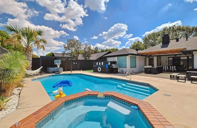 Plano Perfect Getaway - Pool, Hot Tub, BBQ Grill