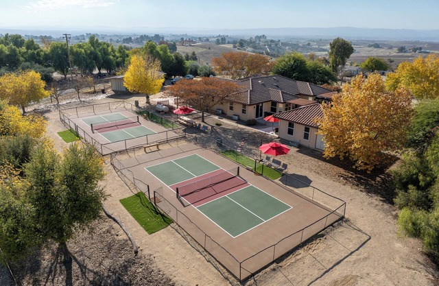 Play Pickleball |Sleeps 8|HotTub|KingBeds