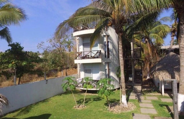 Playa Bruja Zicatela Apt. 2, Beach Front, Kitchen, AC, Starlink, Pool & More