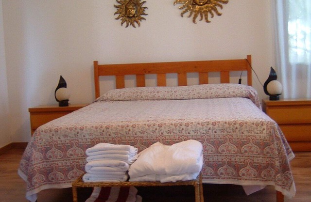 Playa la Mora, sea view, quiet, close to the beach, private garden & pool, dogs welcome