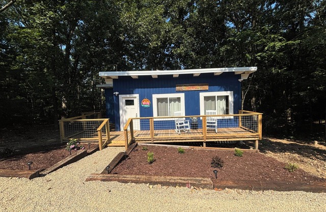 Playin’ Hooky is a cozy cabin with 1 bedroom, WiFi, & AC in welcoming Wappapello
