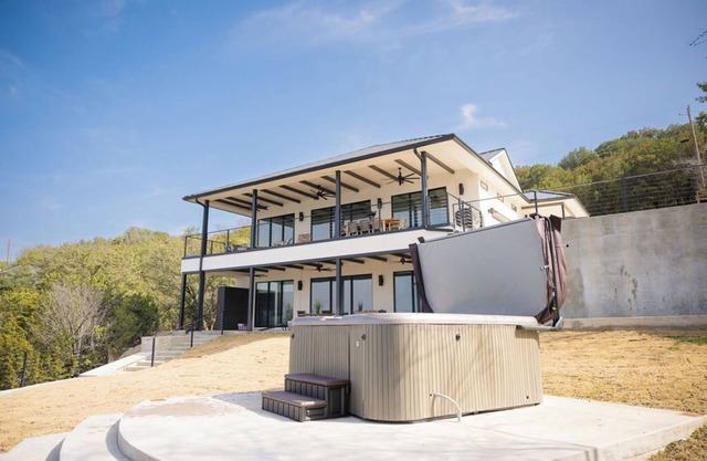 Playin Possum! NEW, Modern 5 Bed 4.5 Bath Retreat with Dock, 2 Balconies, HotTub