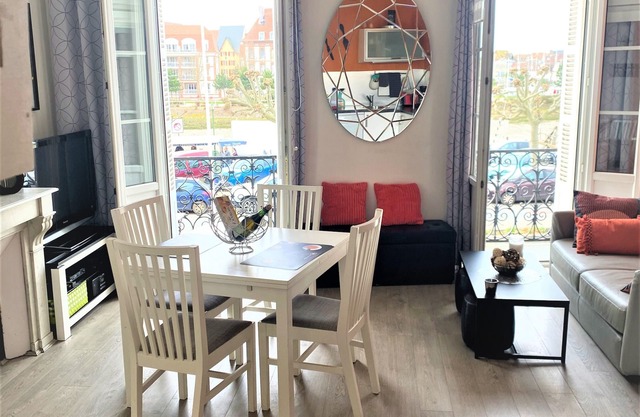 PLEASANT APARTMENT VERY WELL LOCATED AND VERY FUNCTIONAL