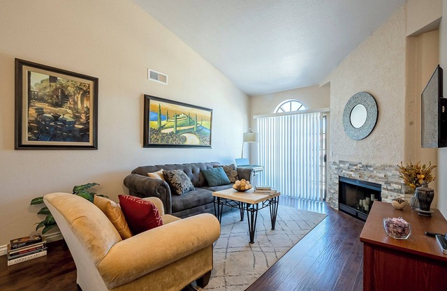 Pleasant Front Quarters BD/BA/Pool