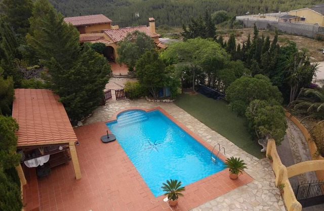 PLEASANT HOUSE WITH PRIVATE SWIMMING POOL&GARDEN , 15 MINUTES TO BEACH