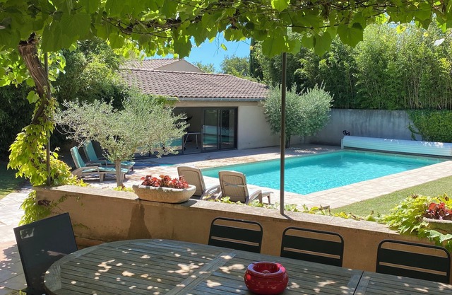 Pleasant villa near St Rémy de Pce, heated pool * and large garden