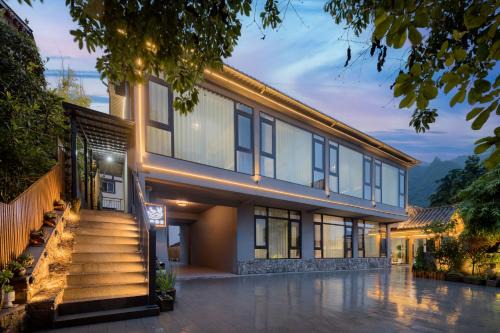 Plum-Spring Elegant Lodge