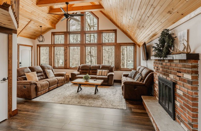 Pocono Family Getaway - Beautiful Home in Arrowhead Lakeside Community!