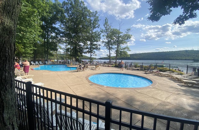 Pocono Retreat -1 Mile to Lake and Skiing